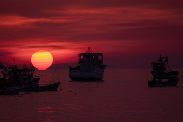 ATARDECER ENTRE PESCADORES. PUERTO LÓPEZ – ECUADOR