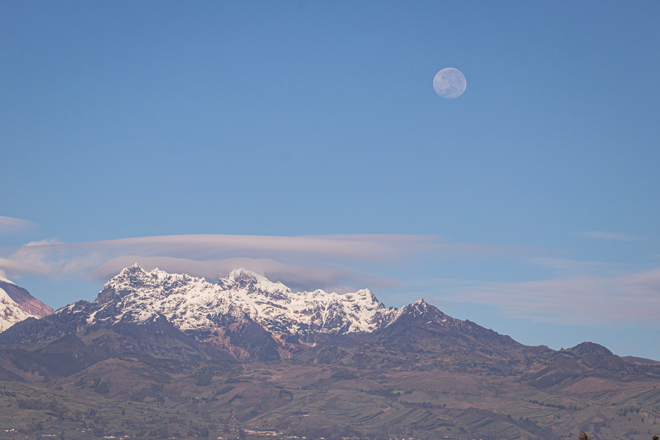 CARIHUAIRAZO ADORNADO POR LA LUNA – ECUADOR